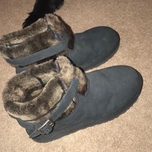BLACK ANKLE UGGS w fur